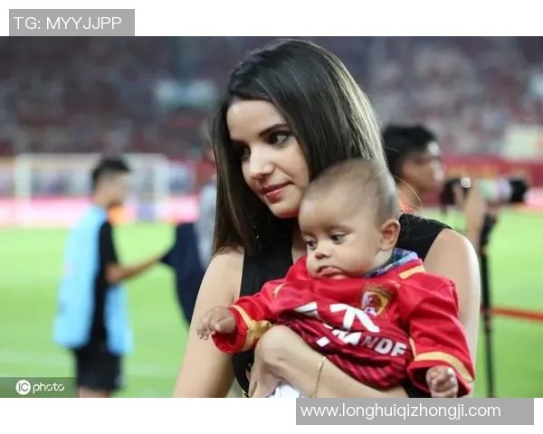 足球明星温馨时刻亲自为女儿扎辫子展现父爱与柔情的完美结合